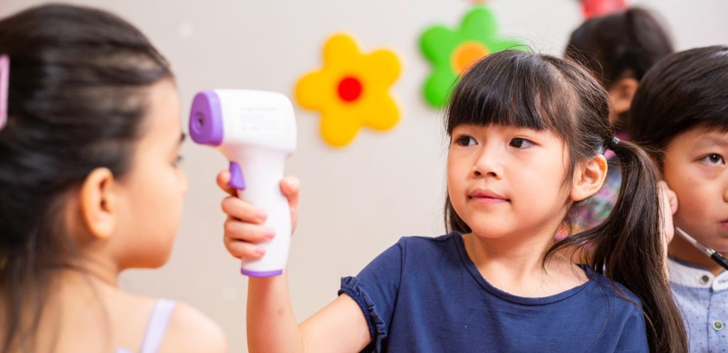 أطفال الحضانة يمارسون اللعب التخيلي