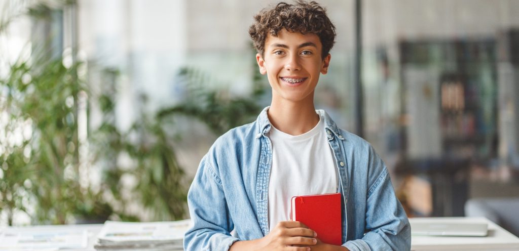 شاب صغير في عمر المراهقة