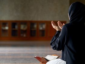 امرأة تدعو لعودة زوجها اليها