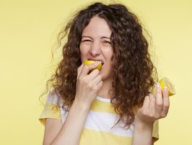 امرأة حامل تأكل الحامض