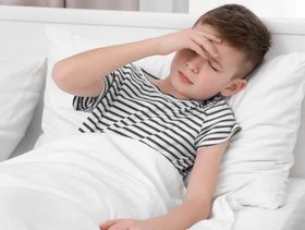 طفل يعاني من الخمول بعد الحرارة