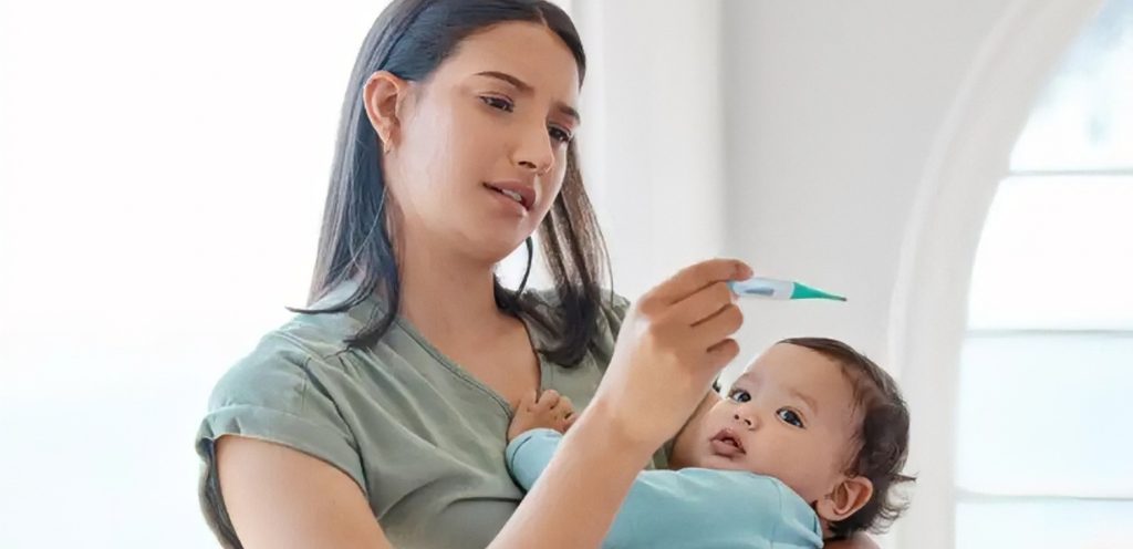 امرأة تتعامل مع حرارة طفلها