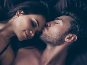 زوجان في الفراش