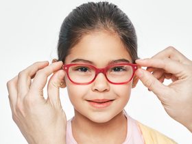 طفلة تضع نظّارات طبيّة