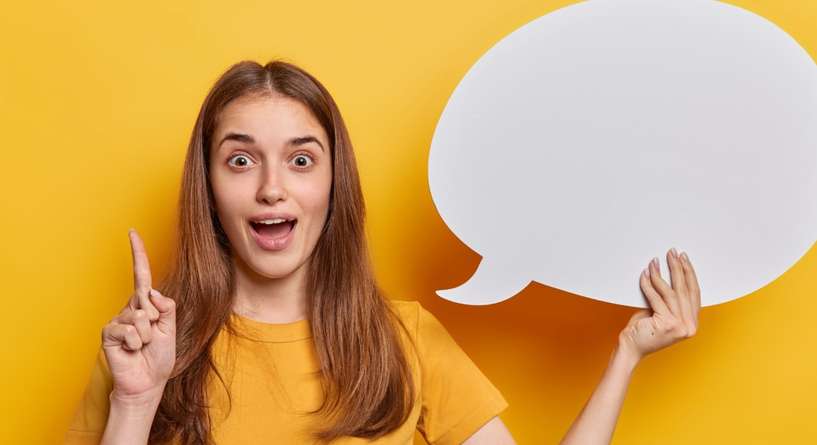امرأة متفاجئة وتريد أن تعبر