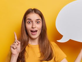 امرأة متفاجئة وتريد أن تعبر