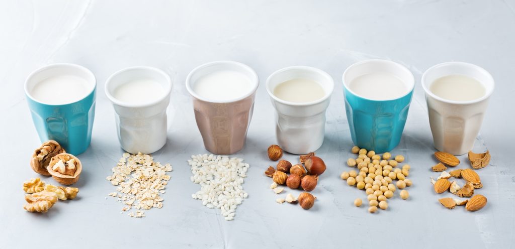 أنواع مختلفة من الحليب النباتي
