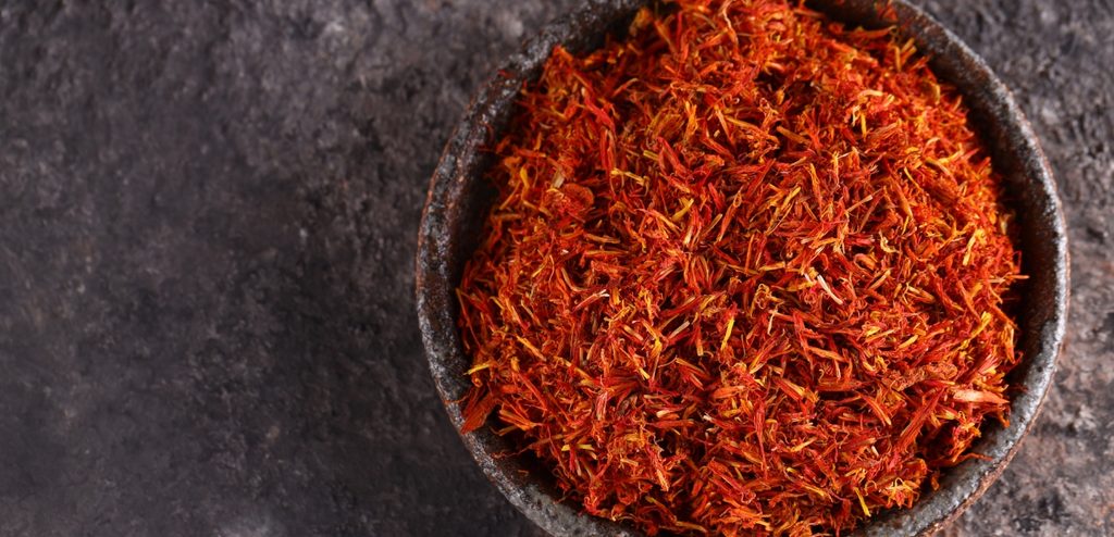 طبق يحتوي شرائط الزعفران