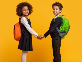 طفلان يستعدان لليوم الدراسي الأول