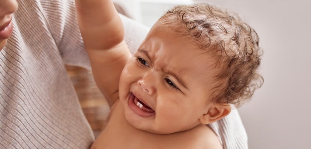 طفل رضيع يبكي