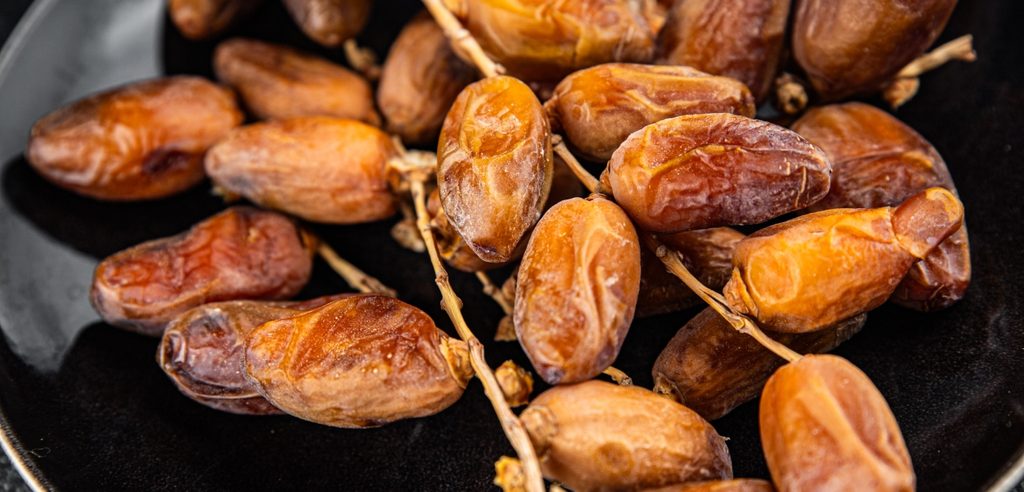 حبوب تمر أشقر