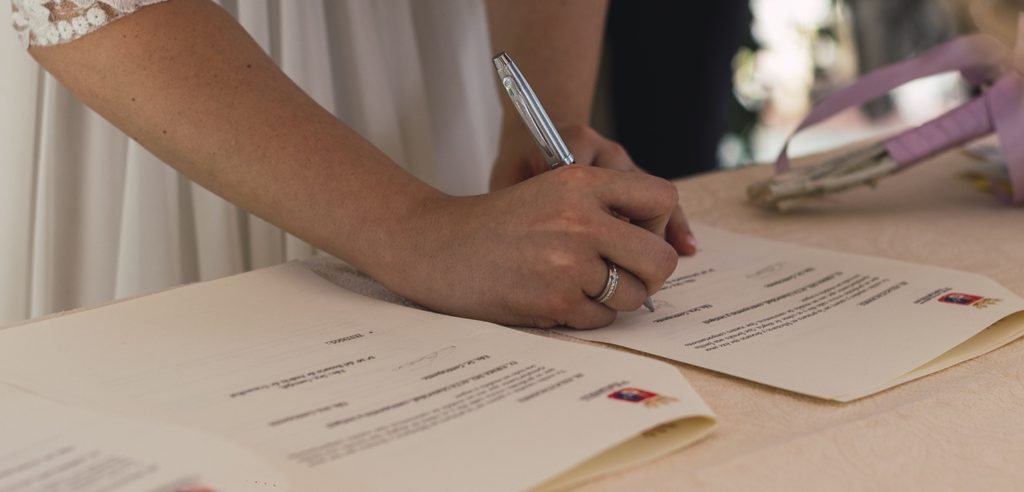 زوجة تضع إمضائها على ورقة الزواج