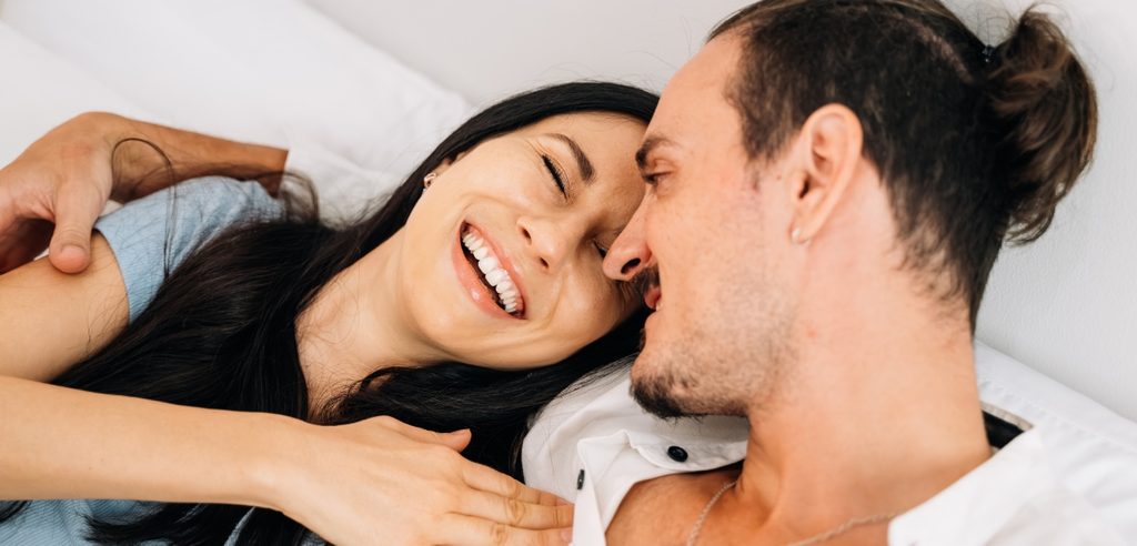 زوجان متعانقان يضحكان