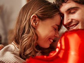 امرأة واقعة في حب رجل