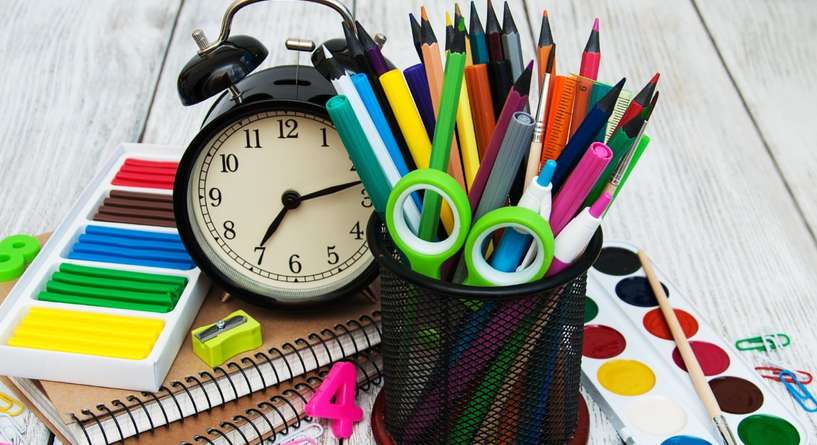قرطاسية المدرسة أقلام ودفاتر