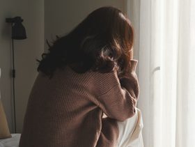 امرأة تعاني من اكتئاب الحمل