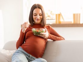 حامل تتناول طعام صحّي