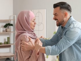 زوج سيء الخلق مع زوجته