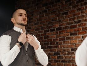 شاب نرجسيّ ينظر الى نفسه بالمرآة