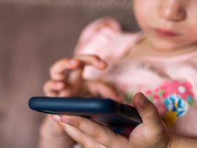طفلة صغيرة تستخدم الهاتف