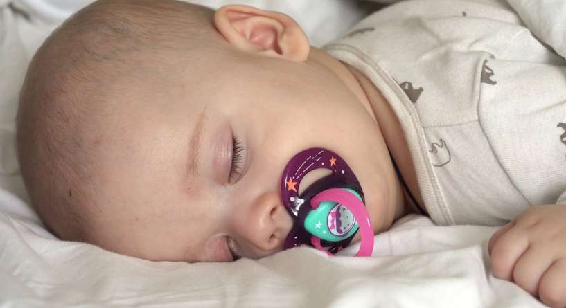 طفل نائم على بطنه