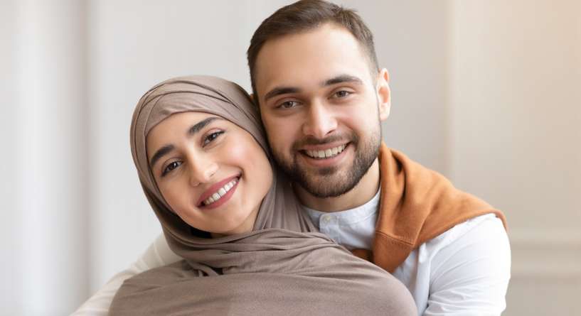 زوج يحتضن زوجته من الخلف
