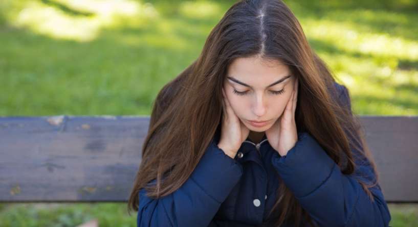 العادة اليومية التي قد تزيد من خطر إصابة ابنك المراهق بالاكتئاب