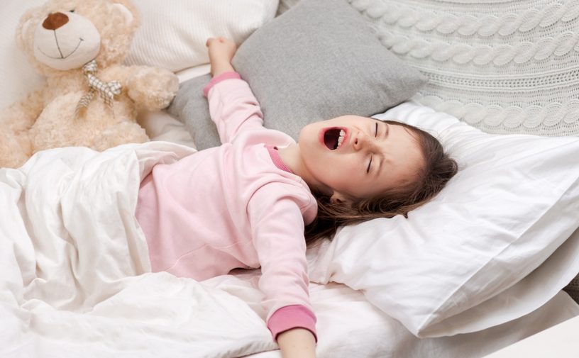 سبب كثرة تقلب الطفل اثناء النوم