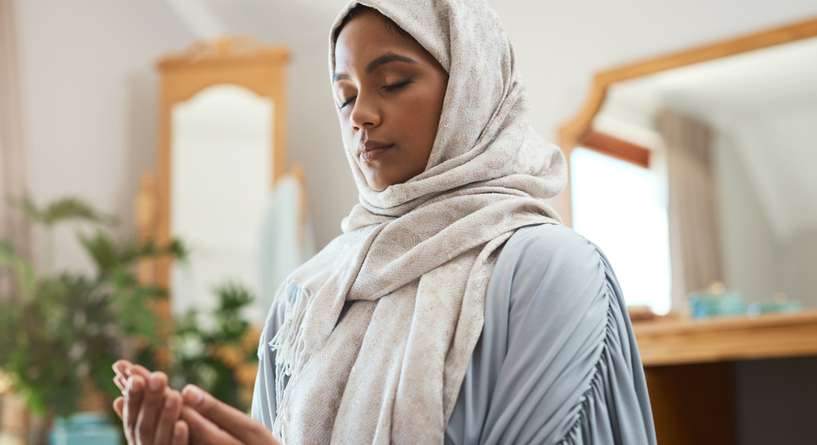 امرأة تدعو الله