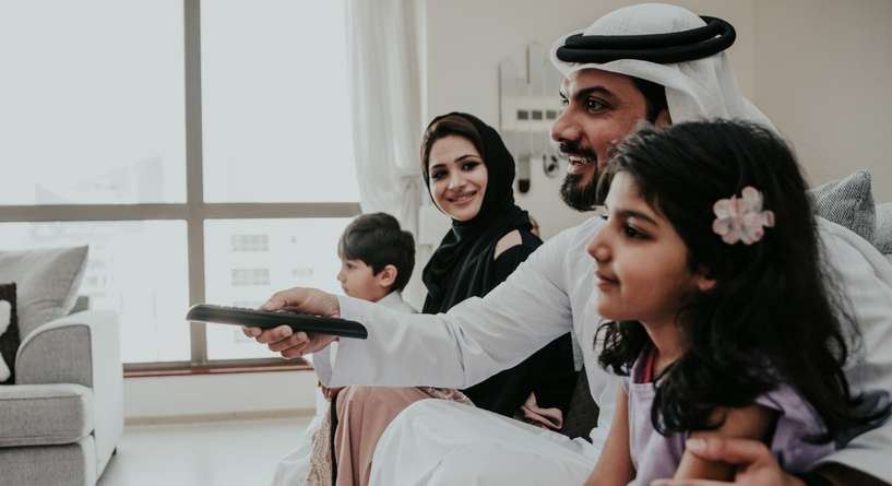 أفراد العائلة يشاهدون التلفاز