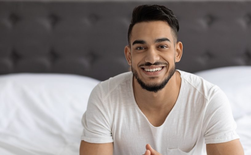 رجل وسيم يستلقي في الفراش