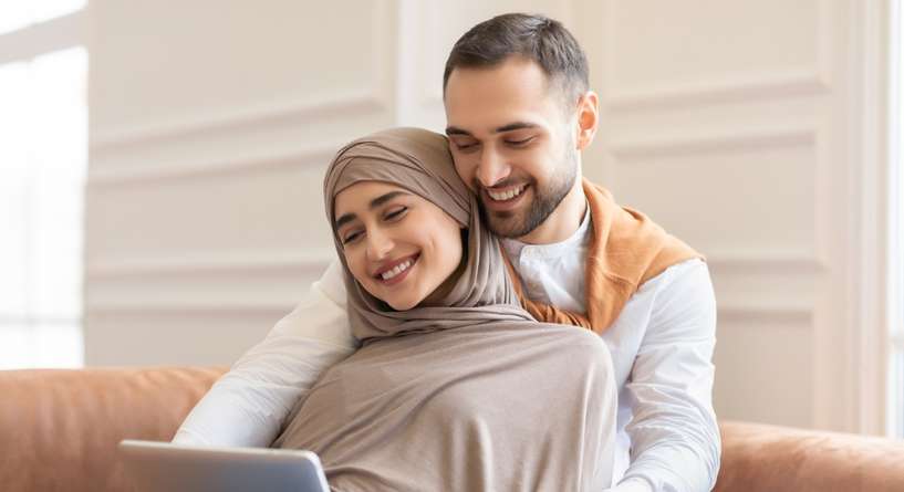 امرأة تجلس في حضن زوجها