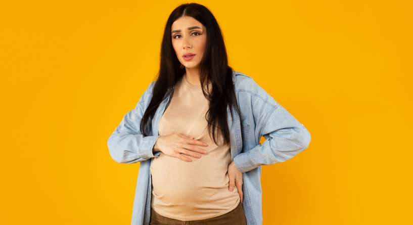 امرأة حامل في الشهر الثامن