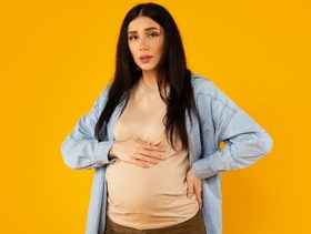 امرأة حامل في الشهر الثامن