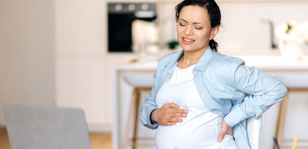 معاناة امرأة حامل مع الارتجاع