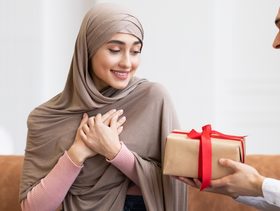 زوجة يهدي زوجته هدية