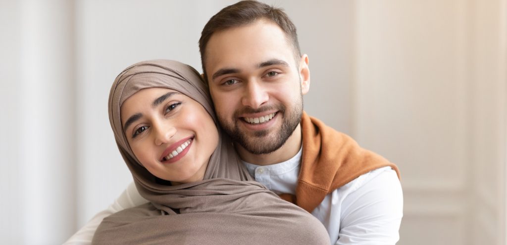 زوجان عربيّان مبتسمان