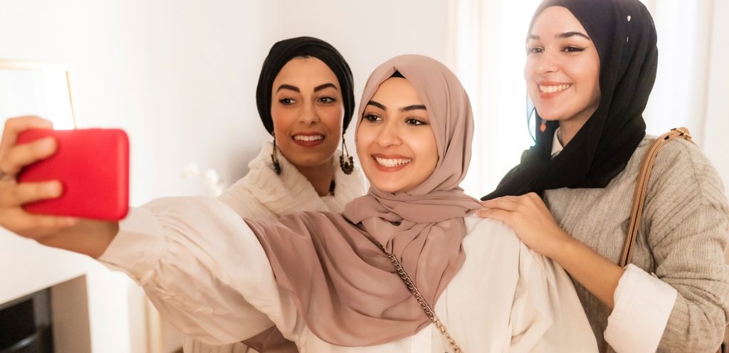 ثلاث أخوات يلتقطن صورة تذكارية