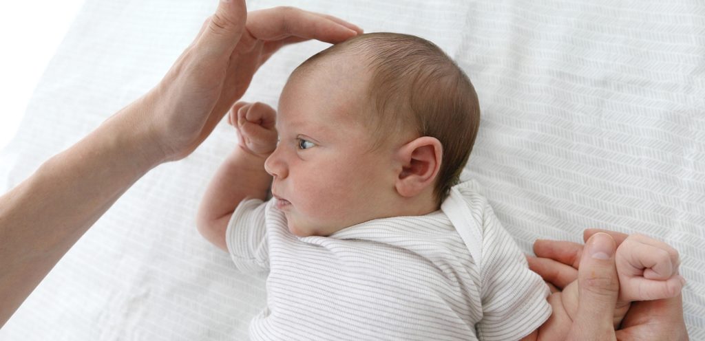 أم تلمس يافوخ رضيعها