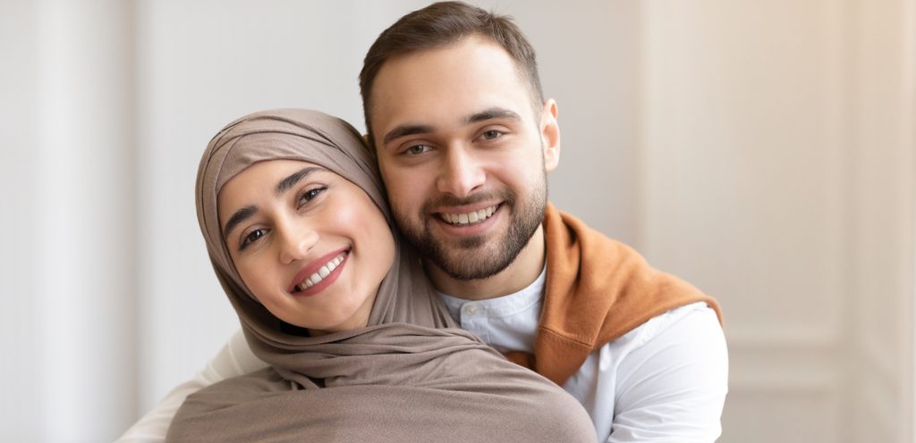 زواجان عربيّان مبتسمان