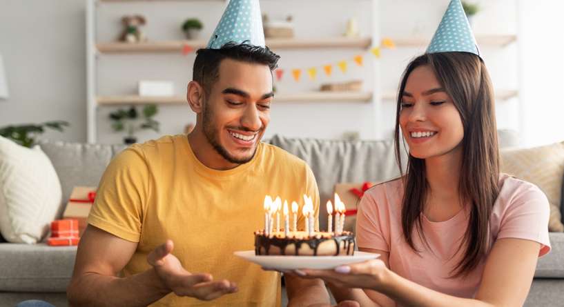 امرأة تحتفل بعيد ميلاد زوجها