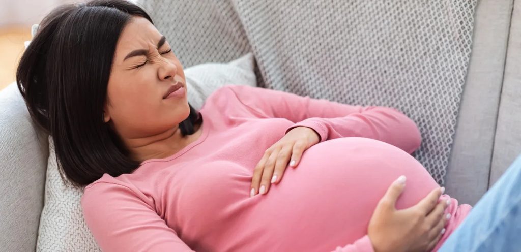 امرأة حامل تشعر بألم في بطنها