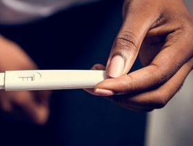 عملت اختبار حمل وطلع ايجابي وبعدها نزل دم