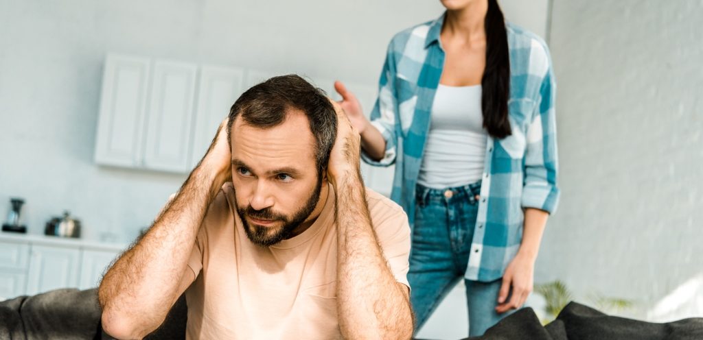 زوجة تتكلّم وزوجها يرفض أن يسمعها