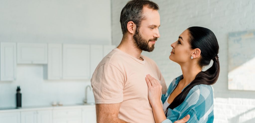 زوجان ينظران إلى بعضهما البعض عن قرب