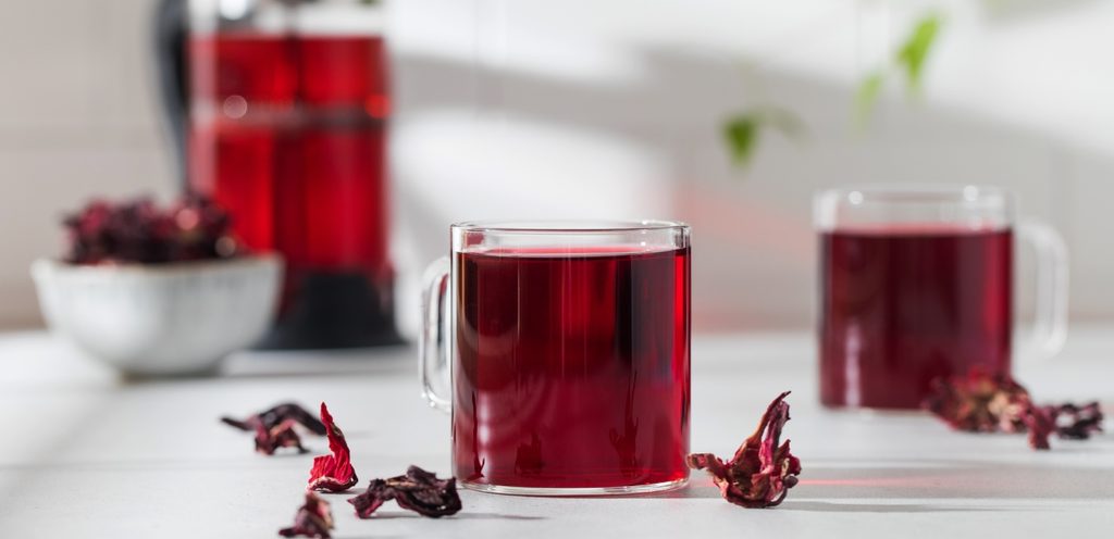 كوبين من شراب الكركديه