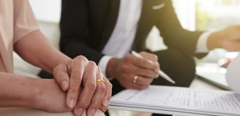 رجل وامرأة يستعدّان لتوقيع أوراق الزواج