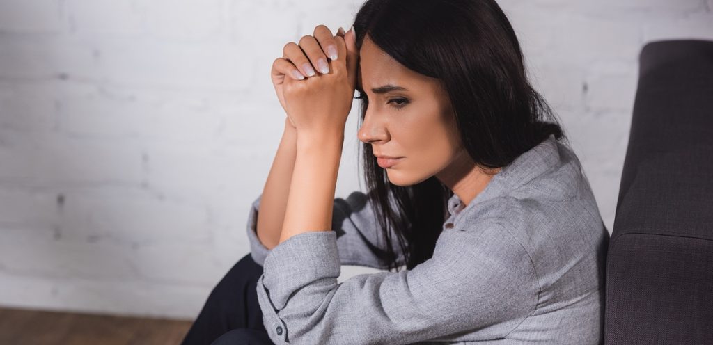 امرأة حزينة
