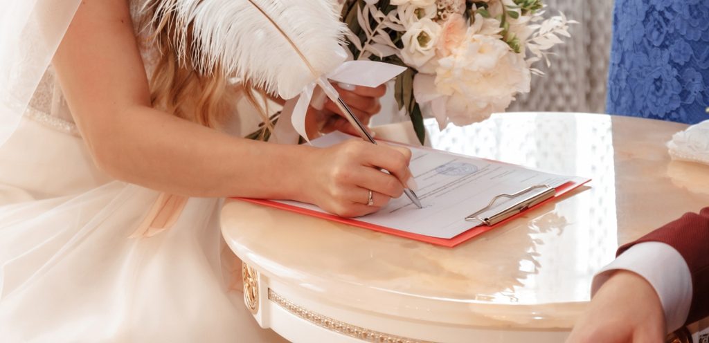 عروس تمضي على ورقة الزواج