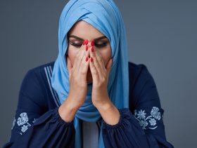 امرأة حزينة